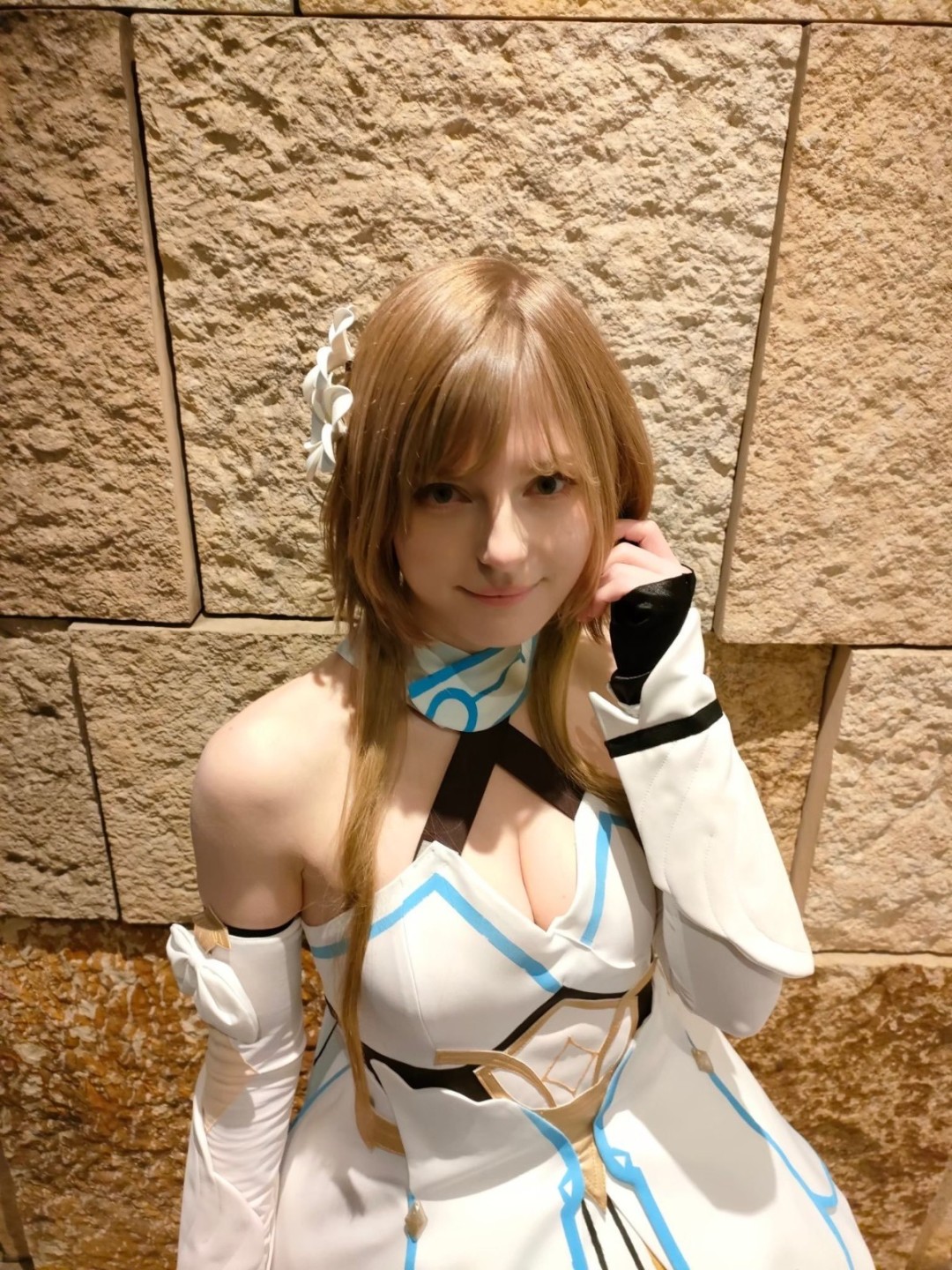 《生化4RE》艾什莉脸模新COS照！化身《原神》荧妹