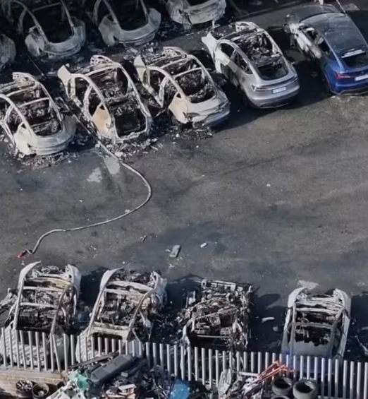 特斯拉暴力破坏行为再次升级 意大利17台电车被完全烧毁