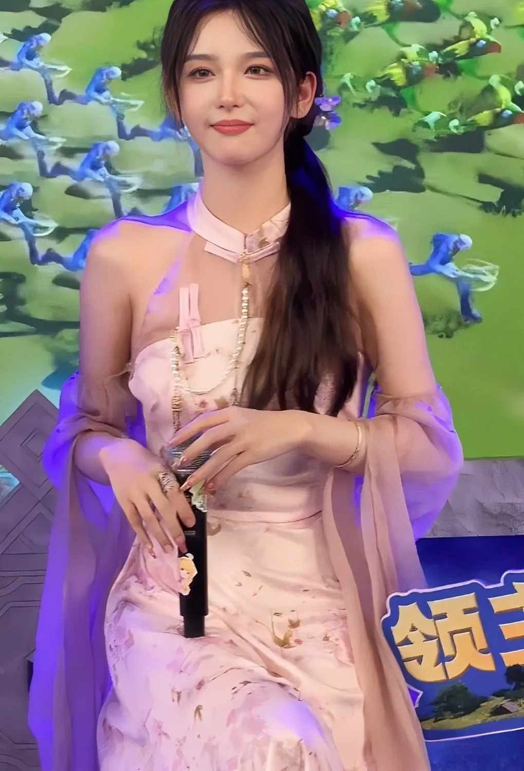 S15赛事解说Rita新中式造型出圈 网友直呼塔子姐好美