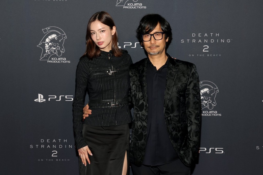 小岛秀夫分享《死亡搁浅2》展示会红毯合影 左拥右抱两美女