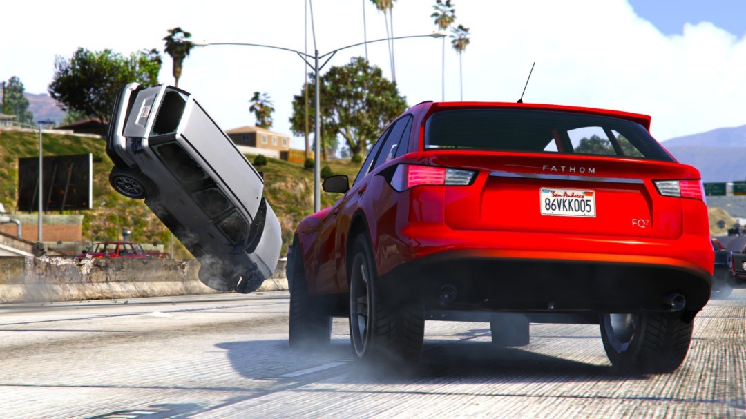 英国妹子玩《给他爱5》躲避追捕 自家遭肇事逃逸车撞击