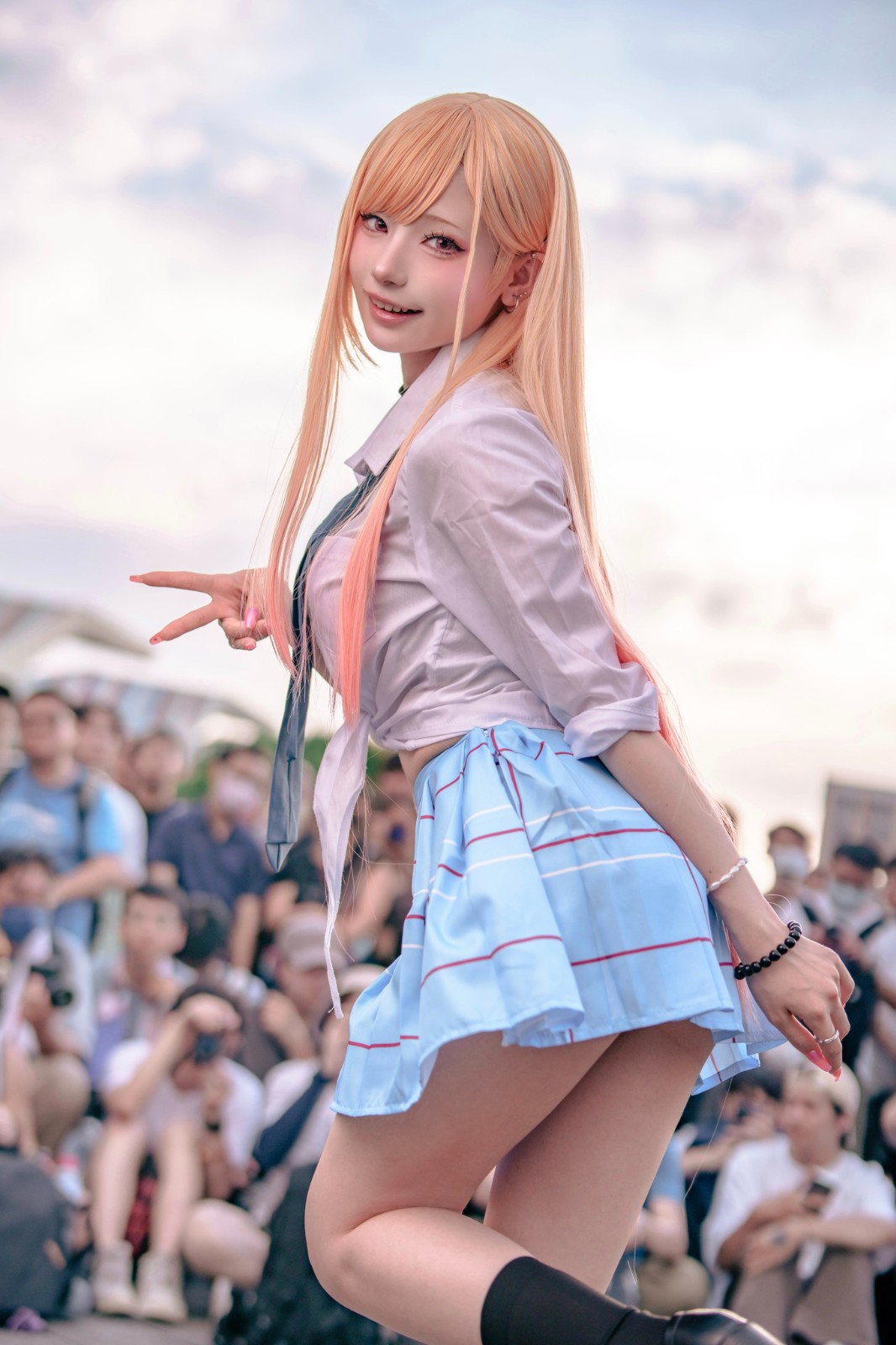 绝美后背！ 日本妹子cos《寂静岭f》深水雏子