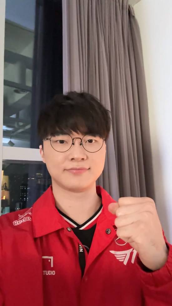 大魔王的认可！Faker亲自祝贺uzi进入名人堂