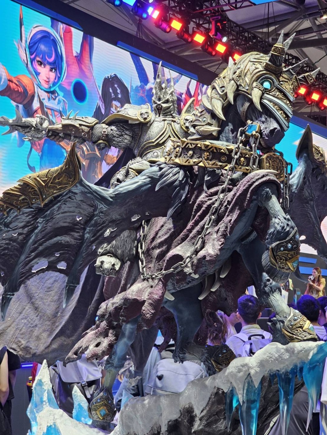 28.8万元送到家！暴雪在CJ现场展示2米高巫妖王雕像