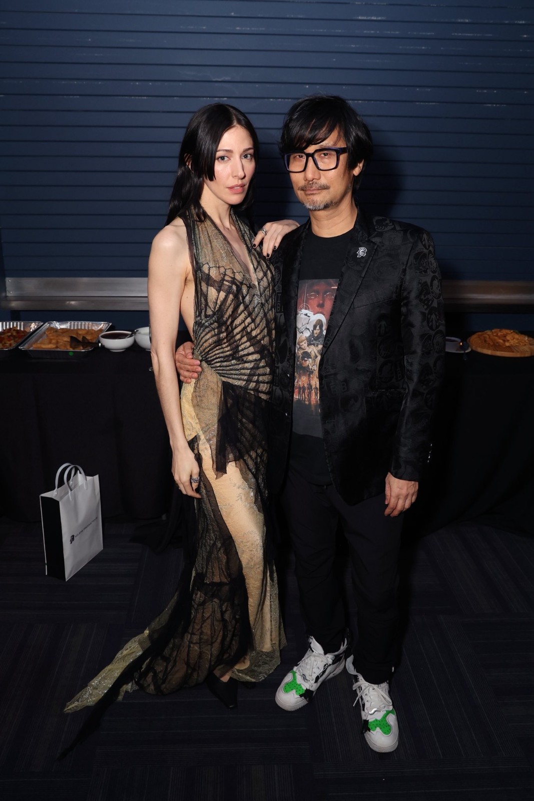 小岛秀夫分享《死亡搁浅2》展示会红毯合影 左拥右抱两美女