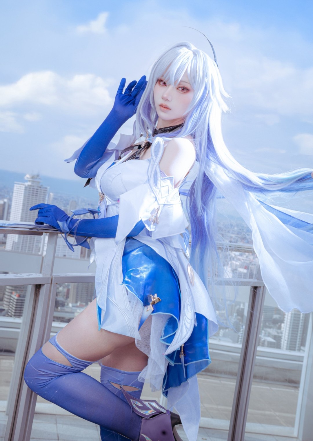 绝美后背！ 日本妹子cos《寂静岭f》深水雏子