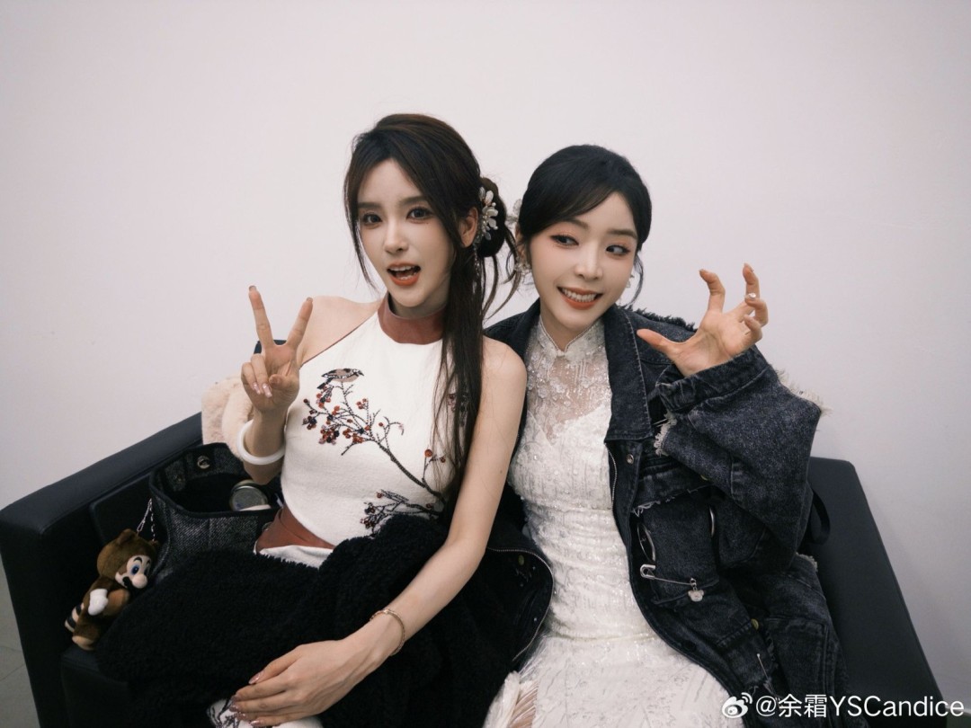 《英雄联盟》美女主持人晒选手合照 深情告别S15