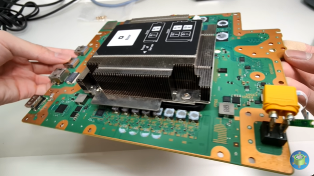 动手高玩展示自带屏幕魔改PS5 仅重2.8Kg手提可走