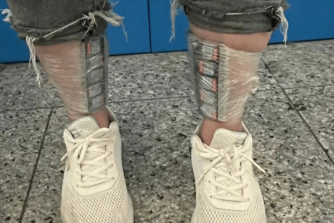 女子藏匿Switch卡带入境被查 左腿绑60张右腿绑45张