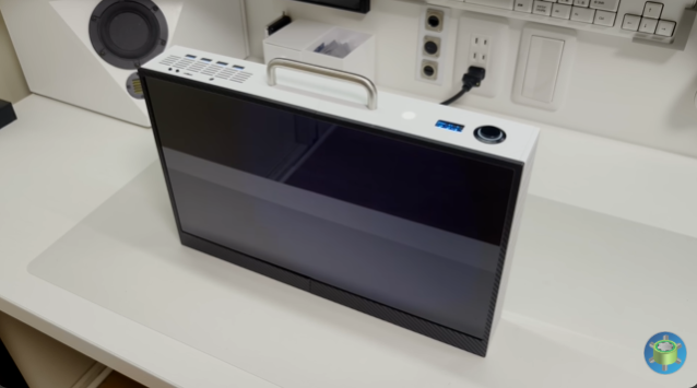 动手高玩展示自带屏幕魔改PS5 仅重2.8Kg手提可走