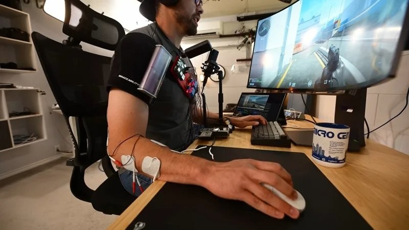 cs里也有奇犽？ 国外博主自制“电流刺激”生物外挂实现“自动扳机”