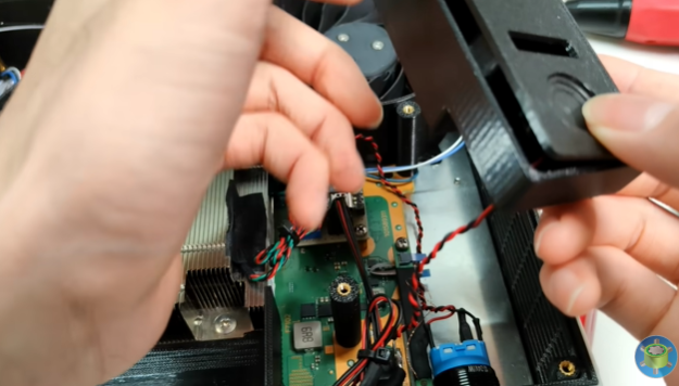 动手高玩展示自带屏幕魔改PS5 仅重2.8Kg手提可走