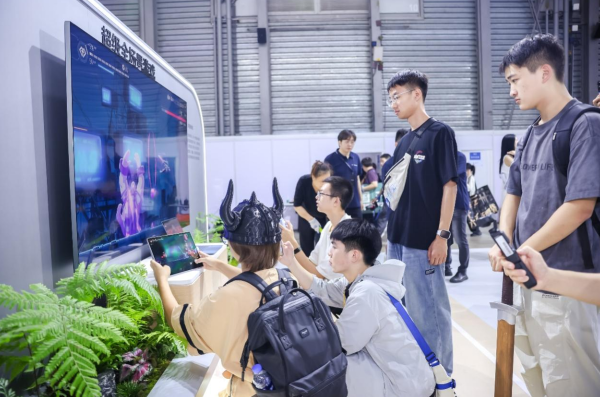 ChinaJoy首日直击：50+款鸿蒙游戏引爆玩家热潮