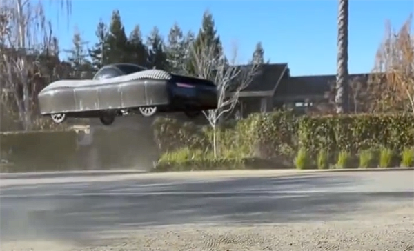 马斯克投的飞行汽车试飞：垂直能升降