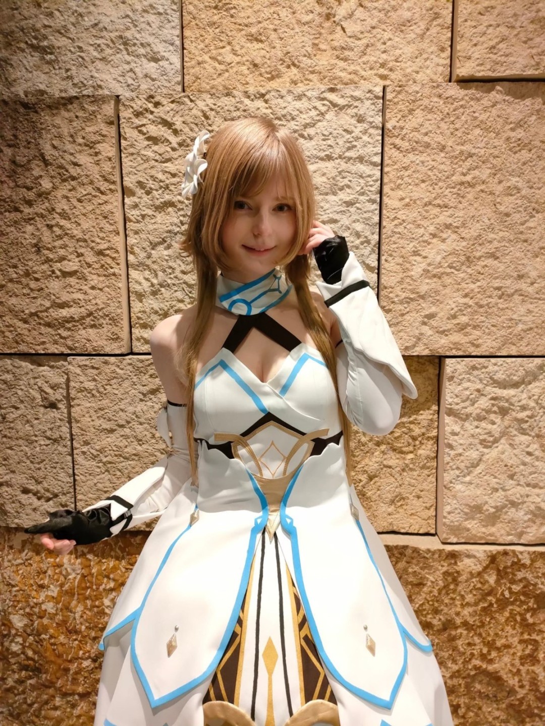 《生化4RE》艾什莉脸模新COS照！化身《原神》荧妹