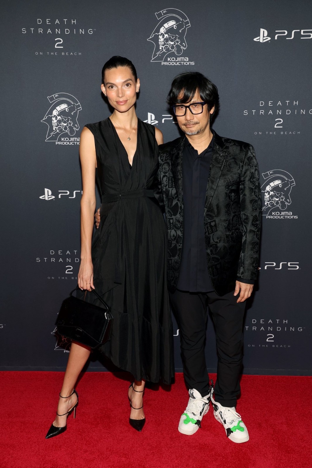 小岛秀夫分享《死亡搁浅2》展示会红毯合影 左拥右抱两美女