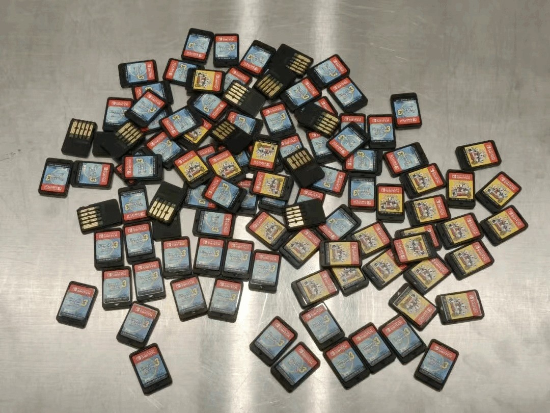 女子藏匿Switch卡带入境被查 左腿绑60张右腿绑45张