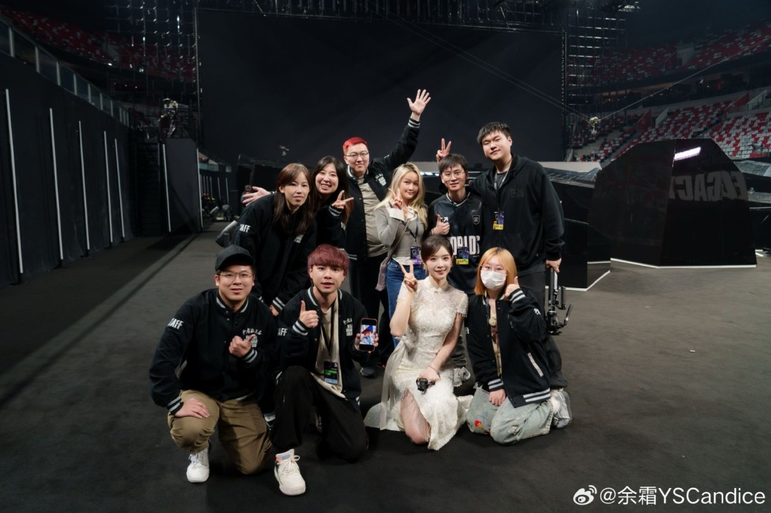 《英雄联盟》美女主持人晒选手合照 深情告别S15