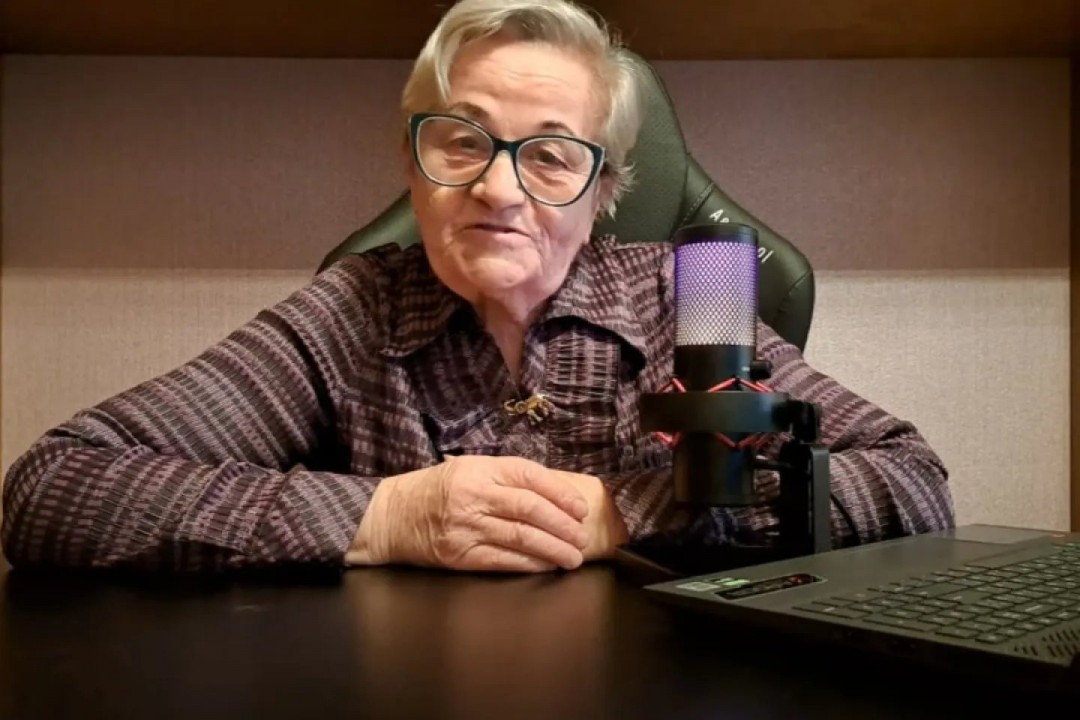 76岁CS2奶奶变卖全部饰品为亲人还债 劝告粉丝别贷款