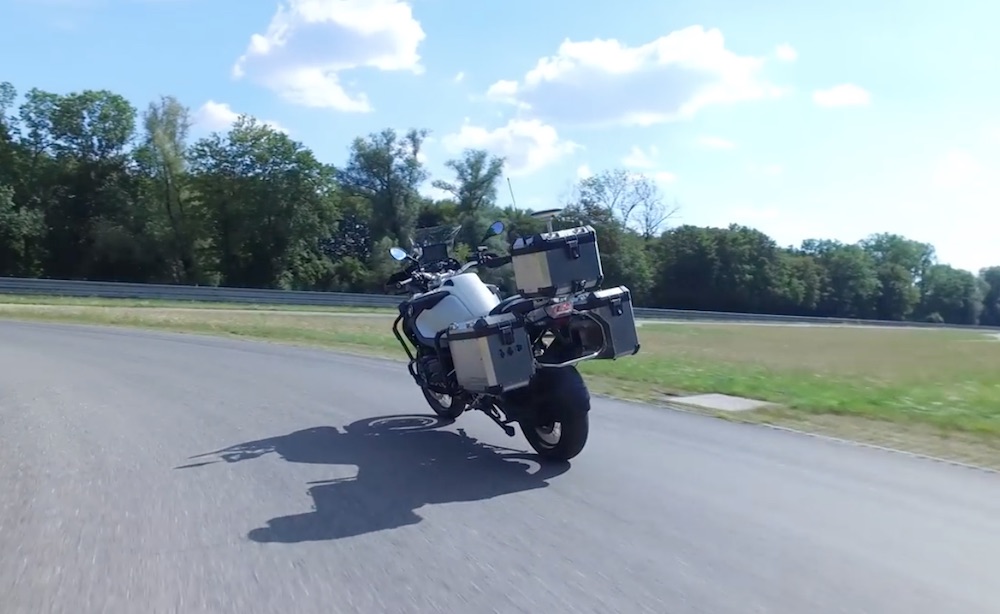 BMW 造了一辆主动驾驶摩托车，主动转向、刹车，很帅！