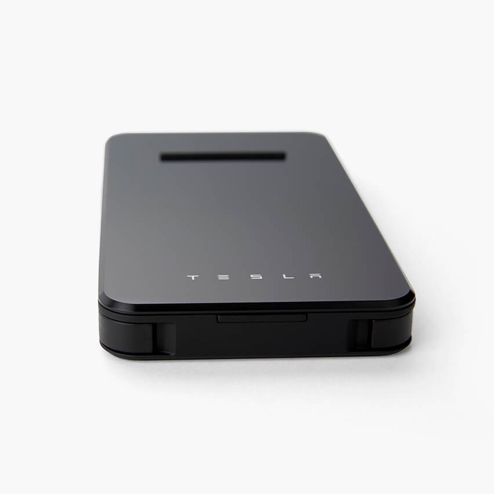 特斯拉推出了一款时尚但充电速度比较慢的无线充电宝