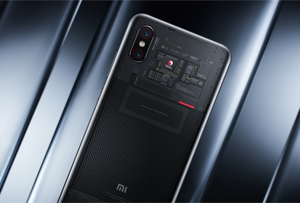 透过小米 8 探究版半通明后盖看到的并不是实在的手机内部