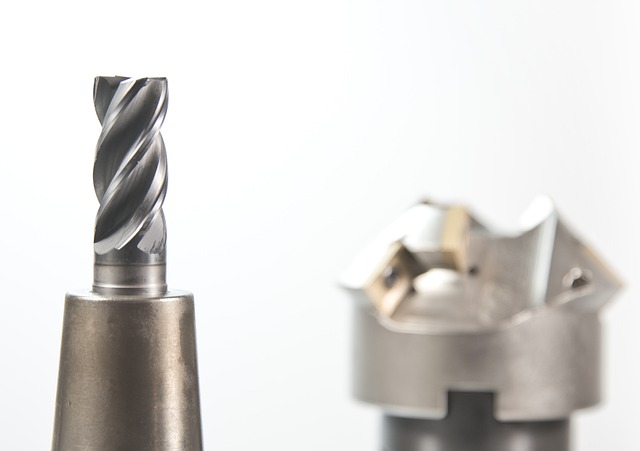 铹钅卢纳米团簇